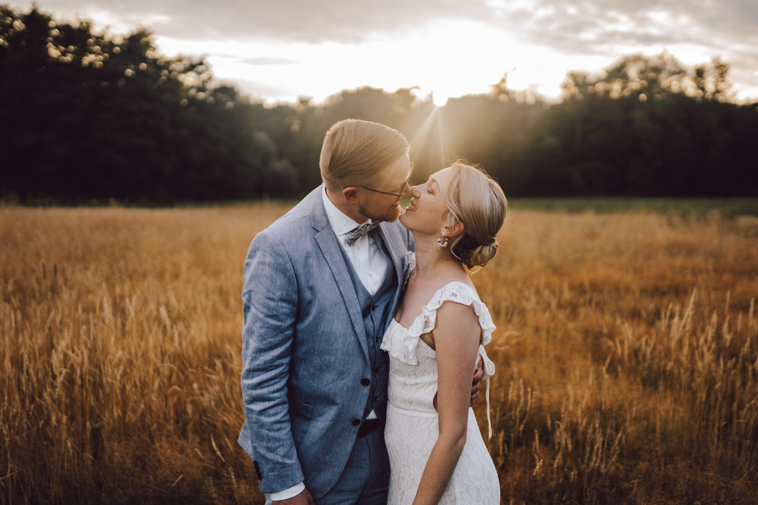 Hochzeitsfotograf Osnabrück - Brautpaar lächelt sich im Sonnenuntergang an