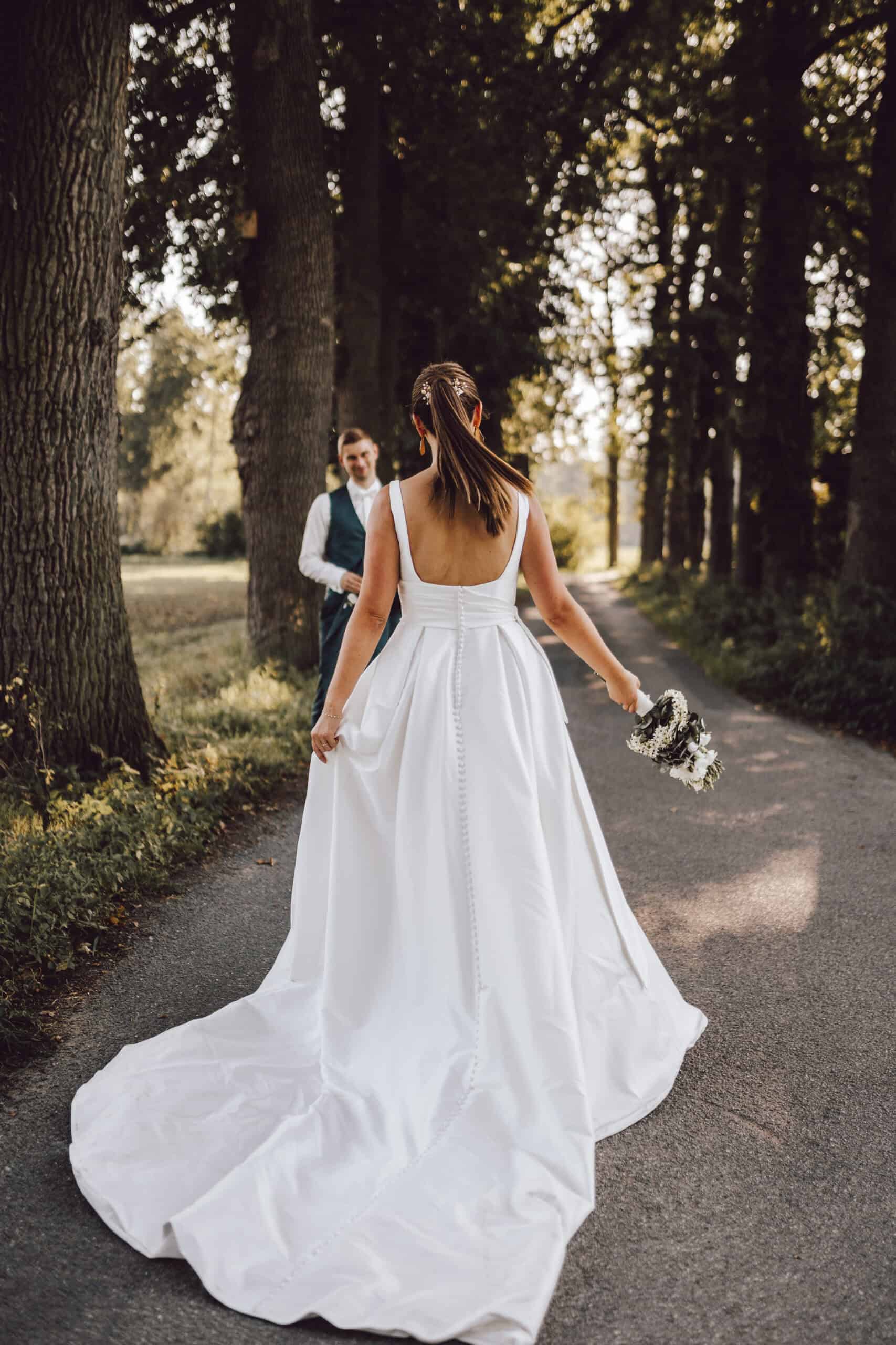 Hochzeitsfotograf Osnabrück - Brautpaar in einer Allee