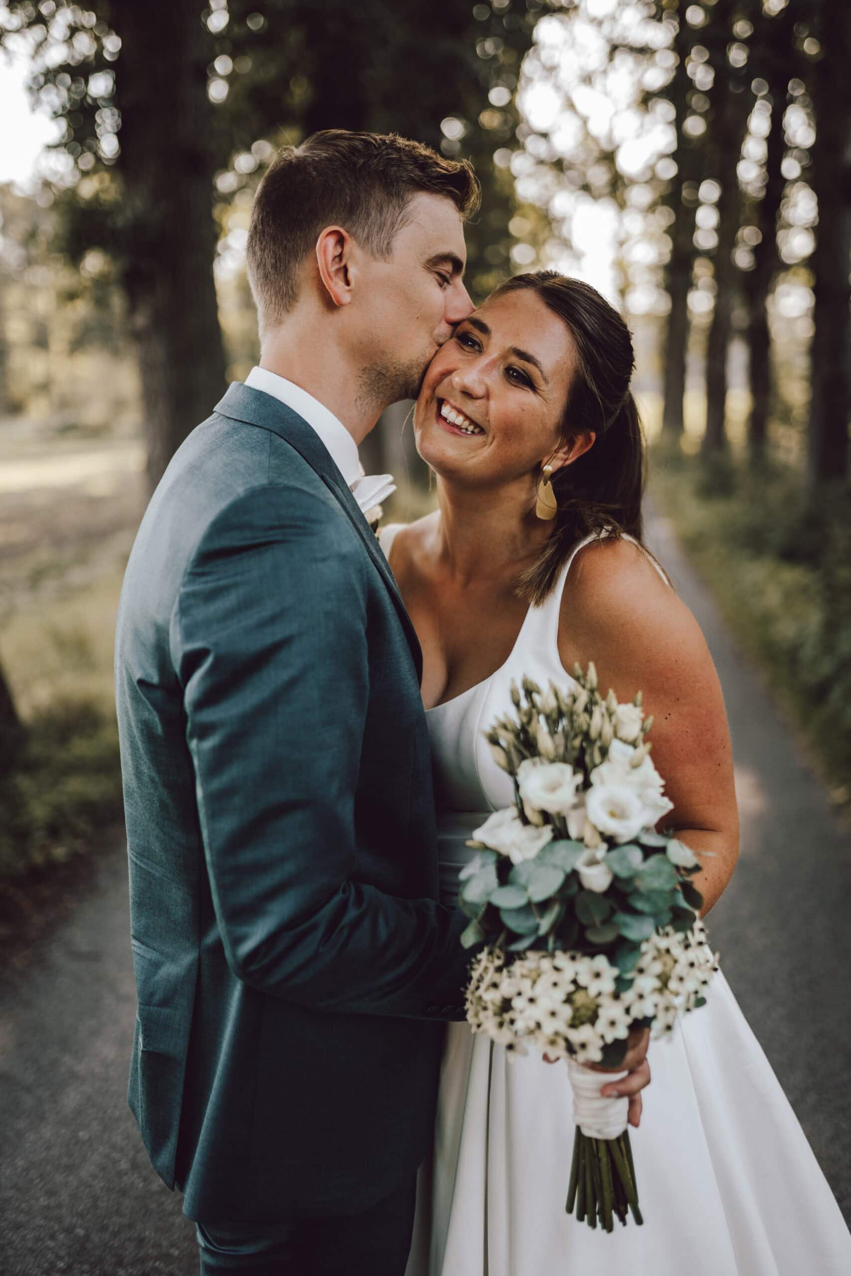 Hochzeitsfotograf Osnabrück - Brautpaar in Allee