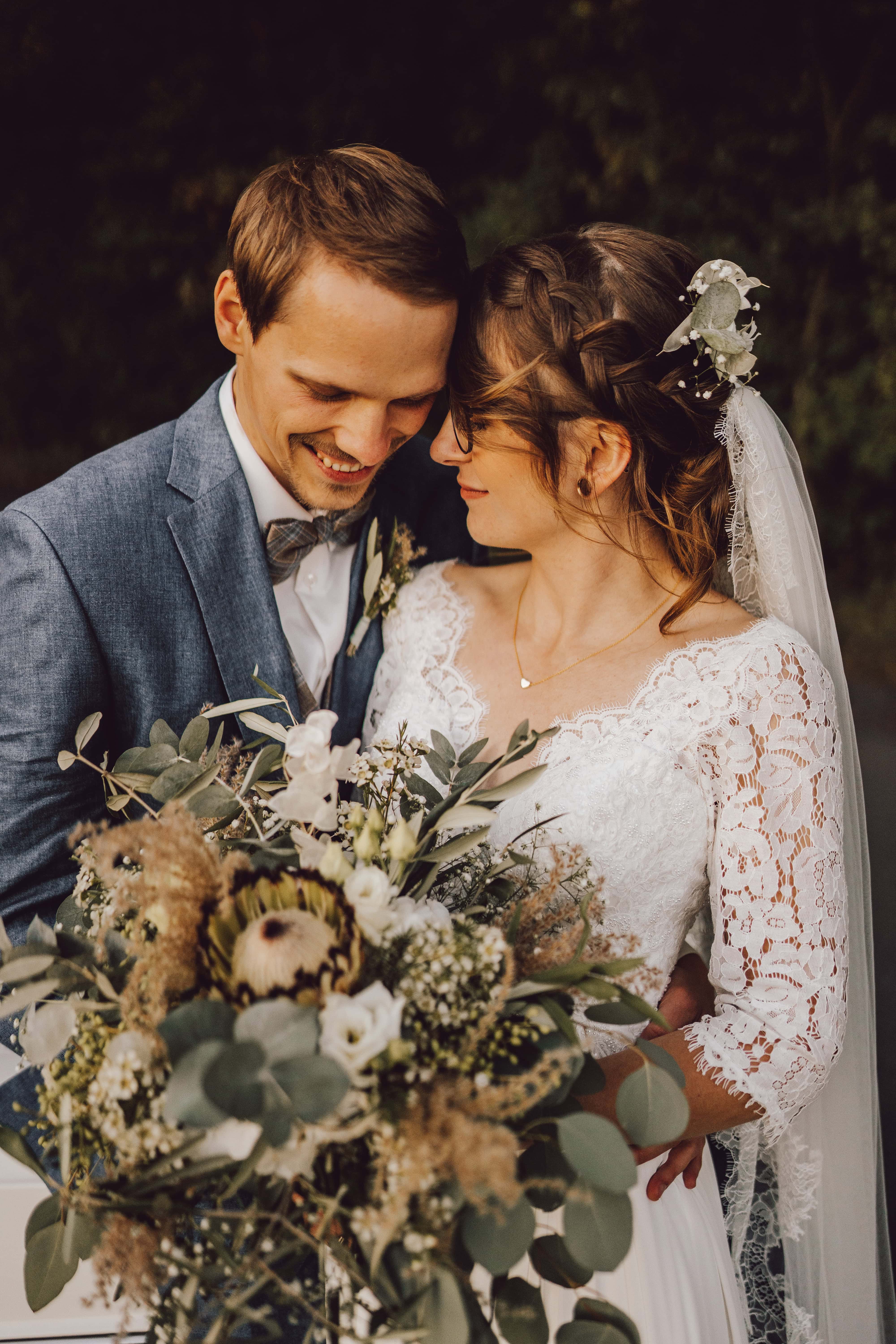 Hochzeitsfotograf Rheine - Brautpaar kuschelt